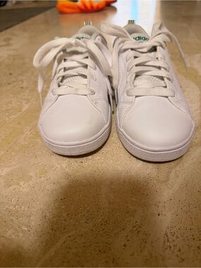 Adidas Kids White Low-Top Lace-Up Sneakers with Green Heel Tab size 2.5
